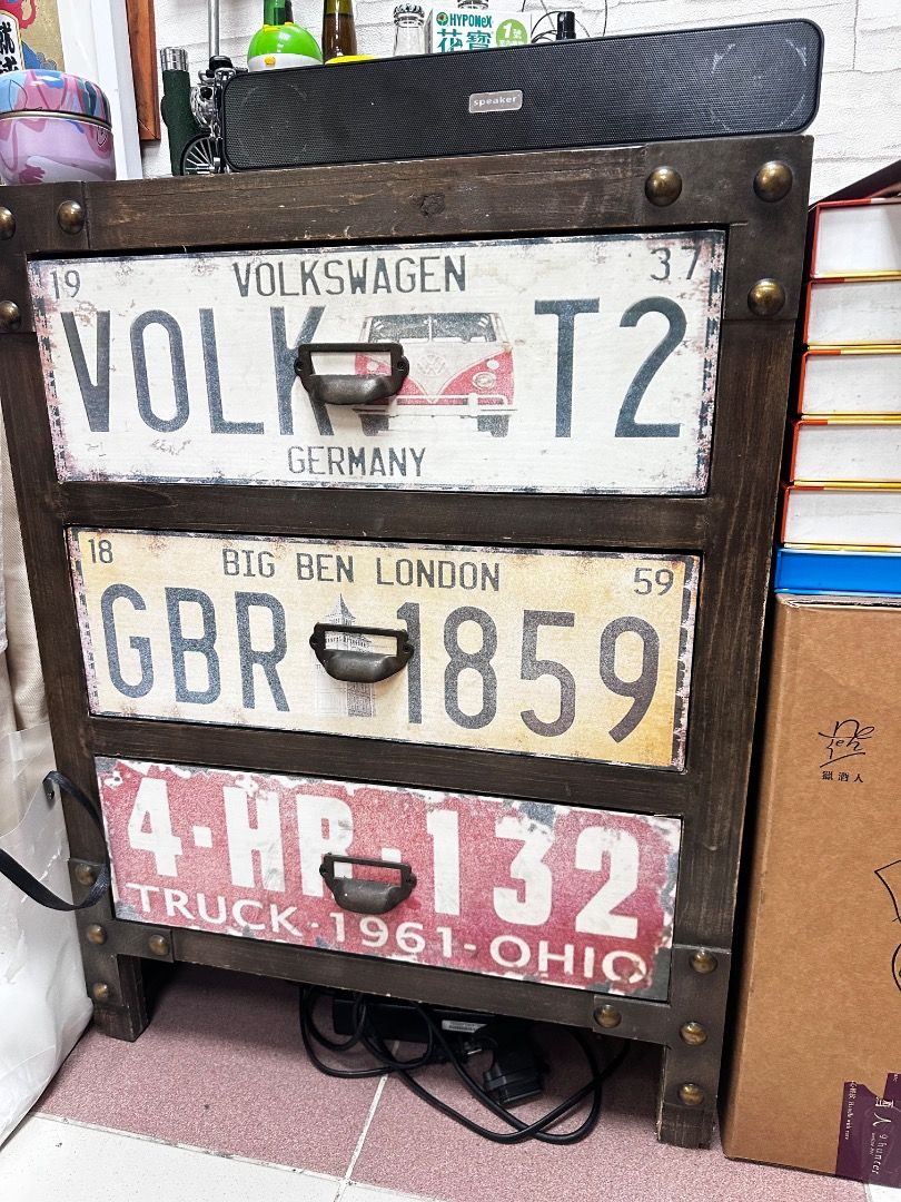 由 domaemma05491 (刊登 ID 1381501879，圖片 1) 提交，位於 台北市 (Taipei) 的 美式工業復古 中古三層櫃 (類別：書櫃、櫃子)，說明：長57cm 寬33cm 高75cm 抽屜不好開了 不順，最下層抽屜只能開圖三寬度，價格已經反應在賣價。 限自取（嘉義市民樂街和民國路口） 。