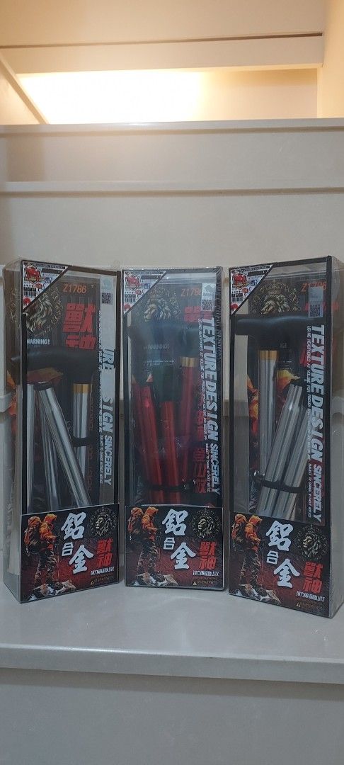 由 mengtsung123 (刊登 ID 1381496097，圖片 1) 提交，位於 台南市 (Tainan) 的 摺疊 伸縮 可調 輕量化登山杖 (類別：健行及露營)，說明：商品全新未拆，共兩色。