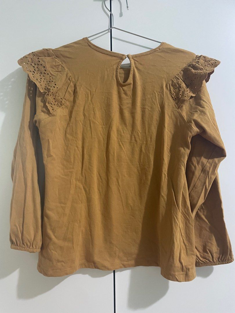 由 penne12 (刊登 ID 1381536782，圖片 2) 提交，位於 台北市 (Taipei) 的 二手 ZARA 長袖上衣 童裝 芥末黃 方領上衣 蕾絲 (類別：嬰兒及兒童流行時尚)，說明：商品狀況： 有正常使用感，保存良好，可接受者再下單，謝謝 尺碼：11-12 肩寬：34 胸寬：42 衣長：52 袖長：52 (平量尺寸：公分)。