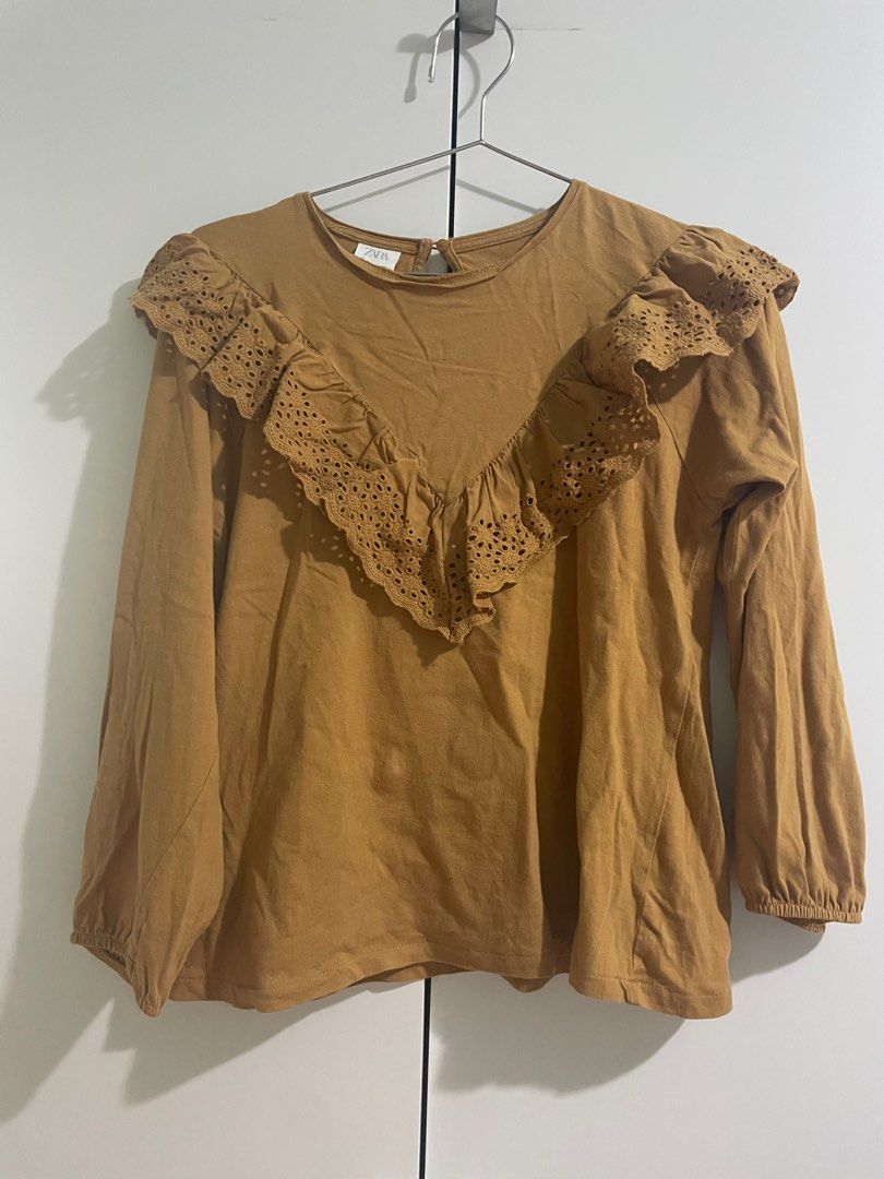 由 penne12 (刊登 ID 1381536782，圖片 1) 提交，位於 台北市 (Taipei) 的 二手 ZARA 長袖上衣 童裝 芥末黃 方領上衣 蕾絲 (類別：嬰兒及兒童流行時尚)，說明：商品狀況： 有正常使用感，保存良好，可接受者再下單，謝謝 尺碼：11-12 肩寬：34 胸寬：42 衣長：52 袖長：52 (平量尺寸：公分)。