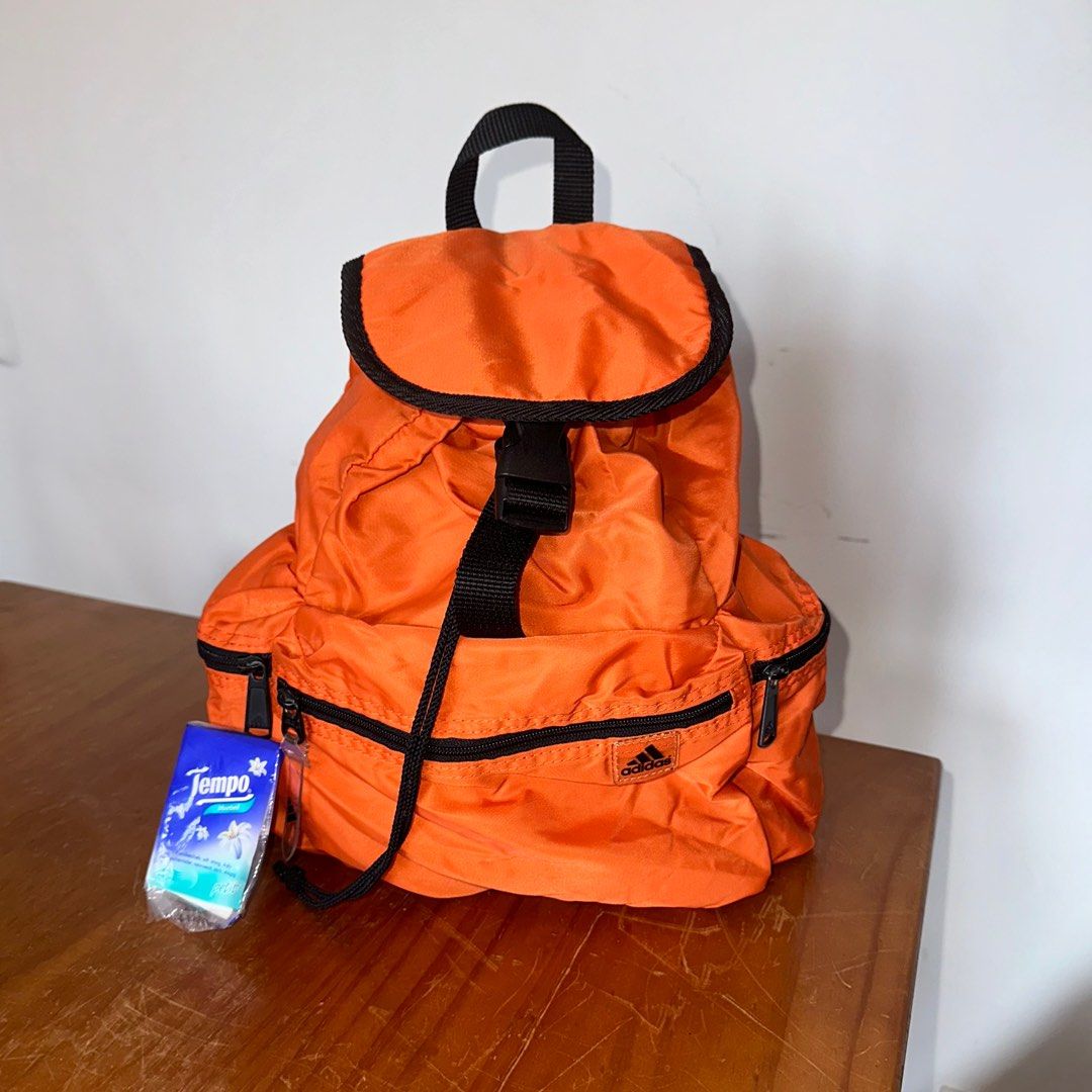 Adidas small backpack （分類：背囊）位於 Hong Kong。 由 epzms 提交（商品編號 1381574421，圖片 2）。簡介： 99%new 日本中古店購入 買返嚟冇用過 。