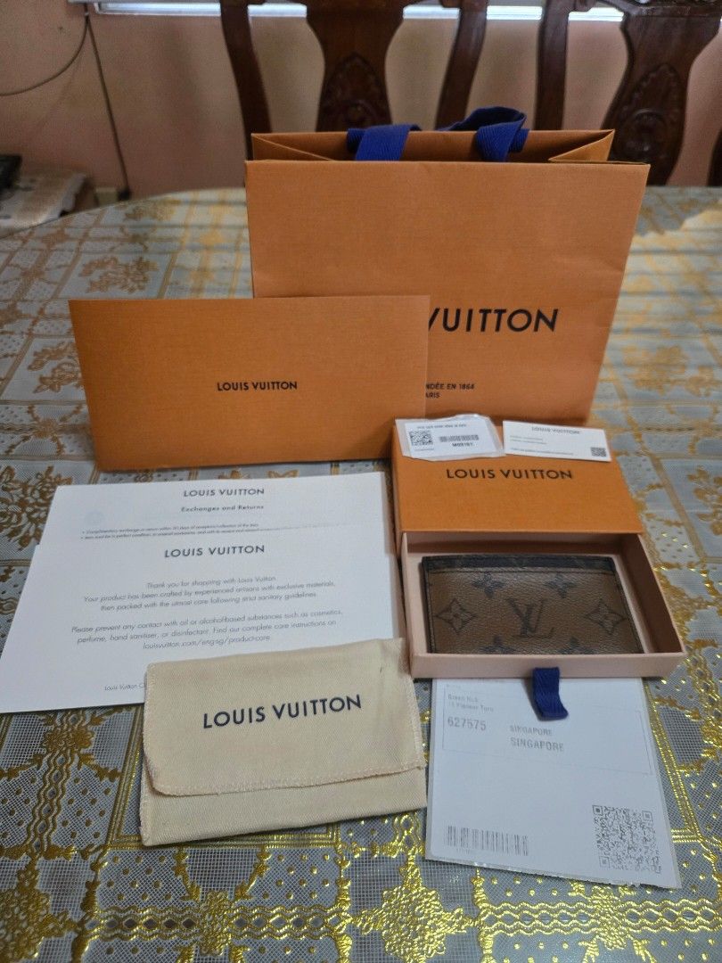 Authentic Louie Vuitton Monogram Reverse Card Holder (Category: Luxury Bags & Wallets) located in San Fernando. Submitted by bby0818 (Listing ID 1381506067, Image 1). Description: Store bought (Louie Vuitton Apartment Takashimaya, Singapore 🇸🇬 Retail: S$ 400 (Approx. 17, 774.66 in Php) Purchased Date: September 3, 2022 Comes in full set Seldom used (with slight peeling of coating on inner slots due to storage but still in excellent condition) D