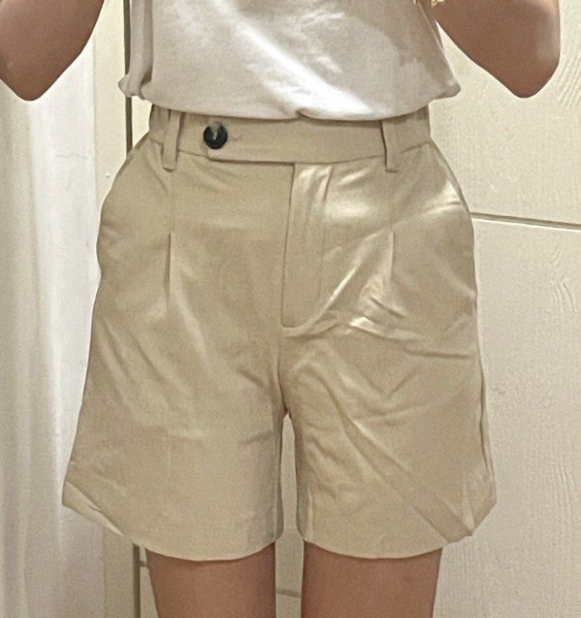 Bershka Beige Trouser shorts (Category: Shorts) located in Manila. Submitted by plmarn (Listing ID 1381626183, Image 2). Description: Adjustable sa waist kasi garterized.