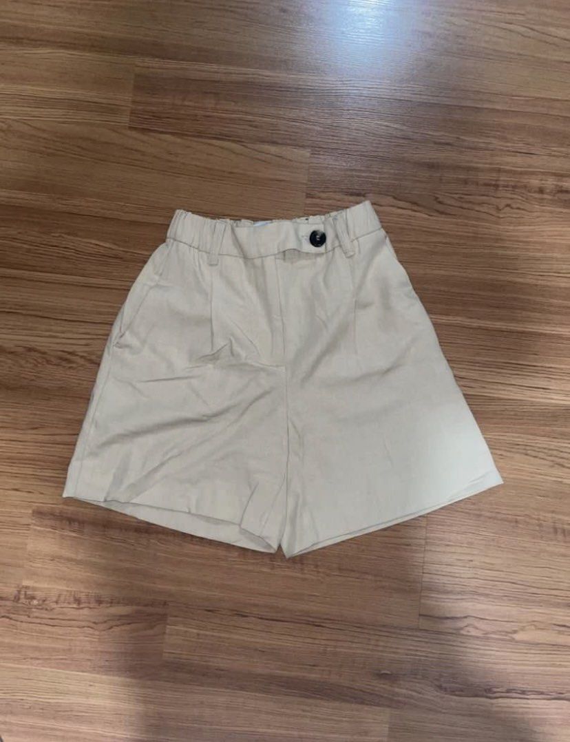 Bershka Beige Trouser shorts (Category: Shorts) located in Manila. Submitted by plmarn (Listing ID 1381626183, Image 1). Description: Adjustable sa waist kasi garterized.