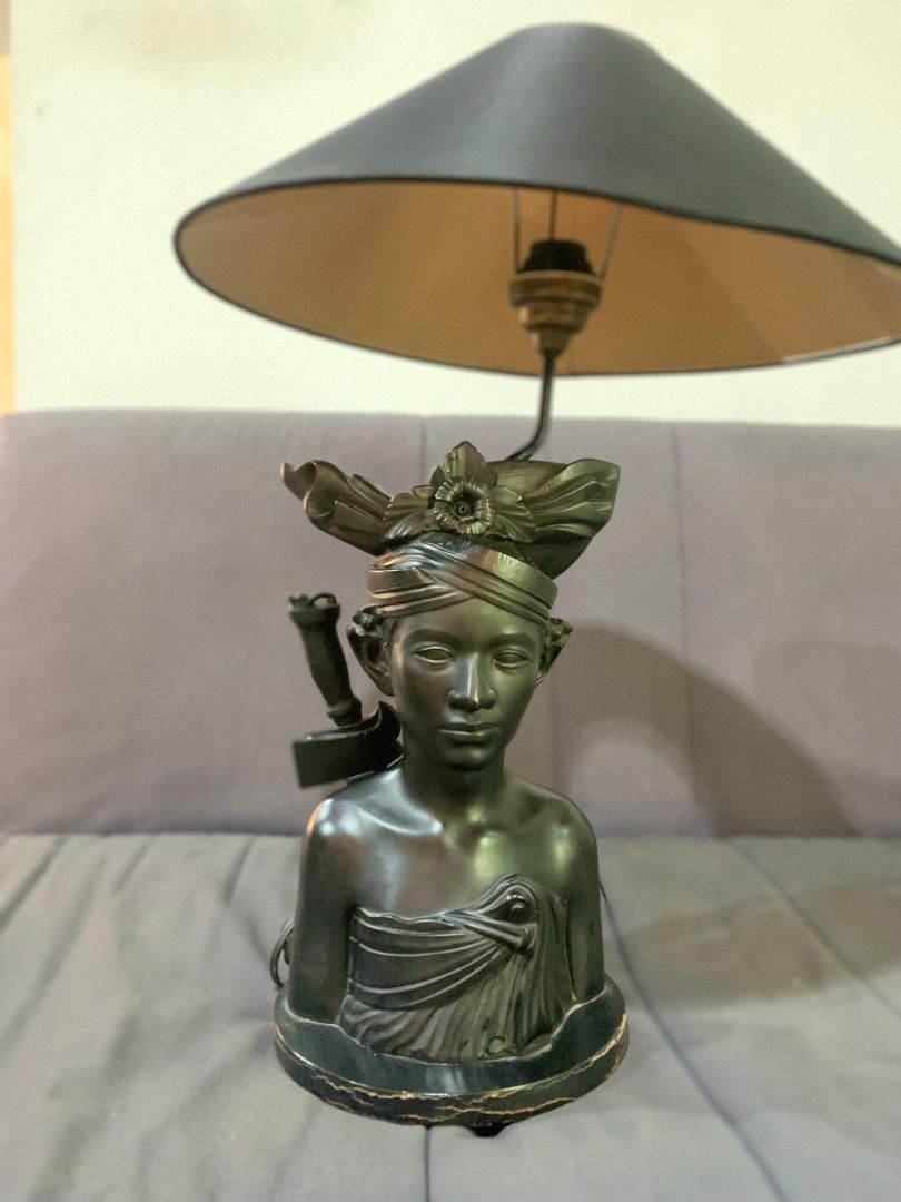 Black balinese lamp (Kategori: Pajangan Antik) berada di Bandung. Dikirim oleh themamihshop (ID iklan 1381596941, Gambar 1). Deskripsi: vintage carved wood black balinese lamp.