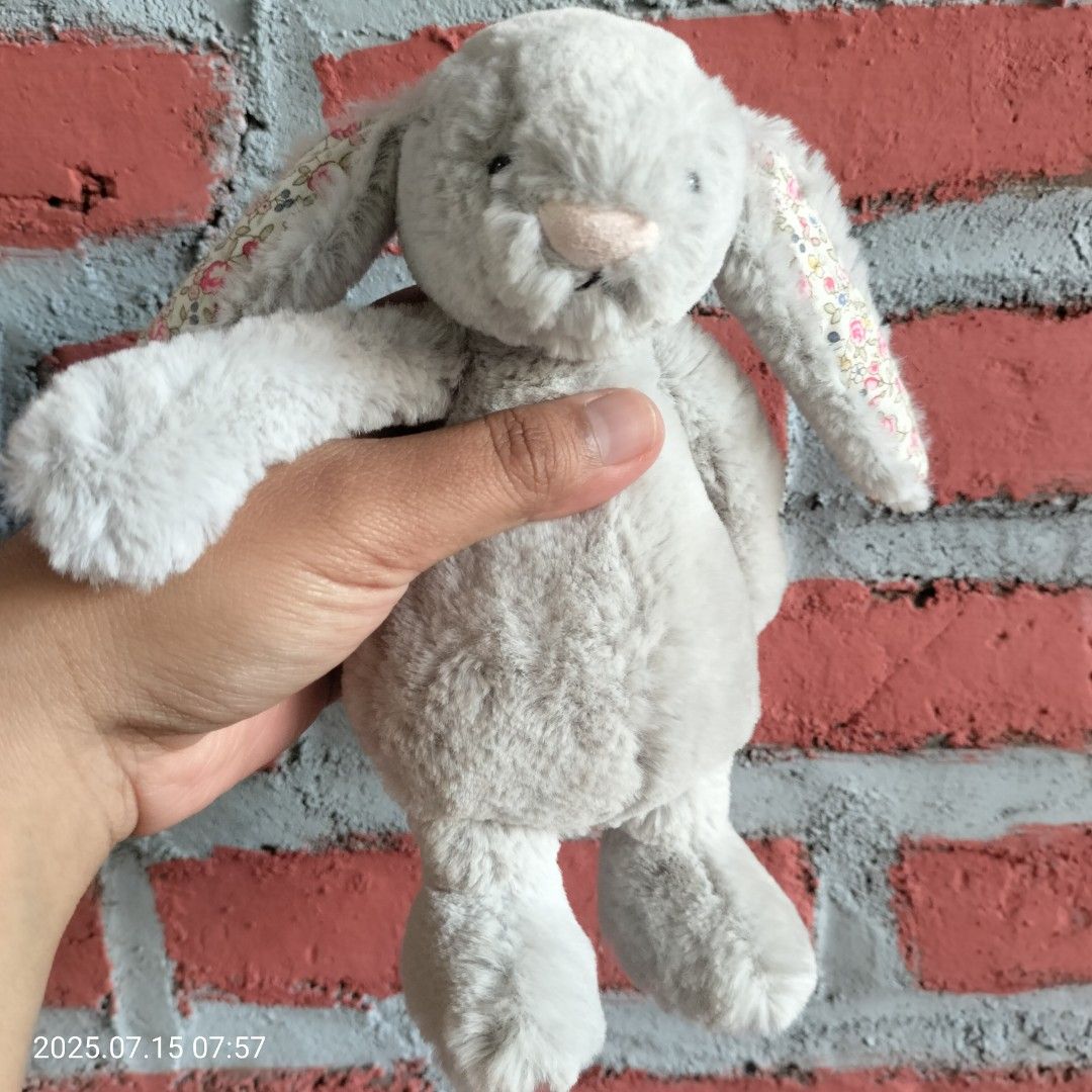 BONEKA KELINCI BUNNY JELLYCAT SMALL SILVER BLOSSOM ORIGINAL WITH NOMOR SERI (Kategori: Orang Tua, Bayi & Anak - Lainnya) berada di Surabaya. Dikirim oleh niakiniku (ID iklan 1381634060, Gambar 1). Deskripsi: like new without tag.