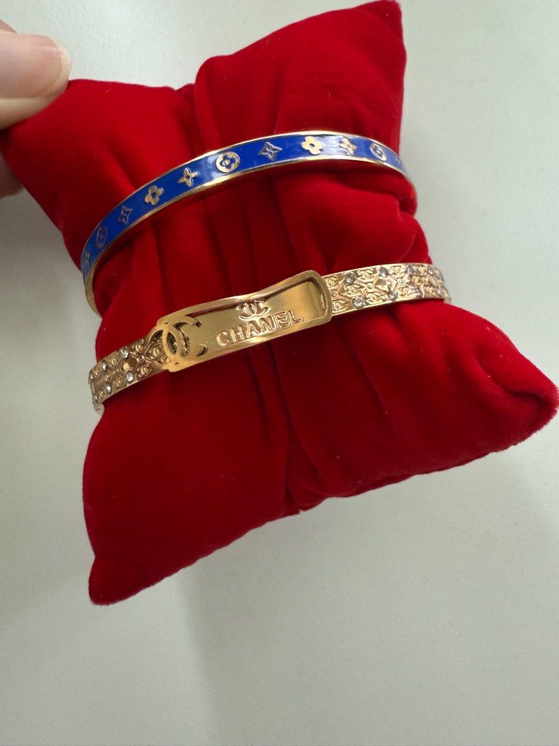 Bracelet Bangles Stack (Category: Accessories) located in Singapore. Submitted by carmelia (Listing ID 1381533960, Image 1). Description: Selling them as a stack..