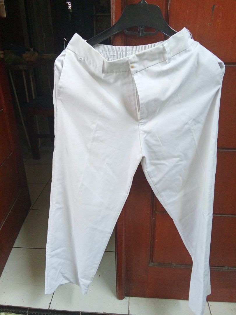 Celana seragam putih anak (Kategori: Orang Tua, Bayi & Anak - Lainnya) berada di Jakarta Selatan. Dikirim oleh meloveit (ID iklan 1381513063, Gambar 1). Deskripsi: celana putih seragam anak ukuran 33 , defect ada di slide berikutnya.