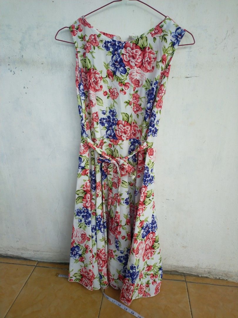 Dress/B (Kategori: 8 hingga 12 tahun) berada di Jakarta Pusat. Dikirim oleh atikaryani55828 (ID iklan 1381486322, Gambar 1). Deskripsi: bahan licin,lembut, tdk transparan, warna cerah, ada tali pengikat dipinggang ld 90 pj 90.
