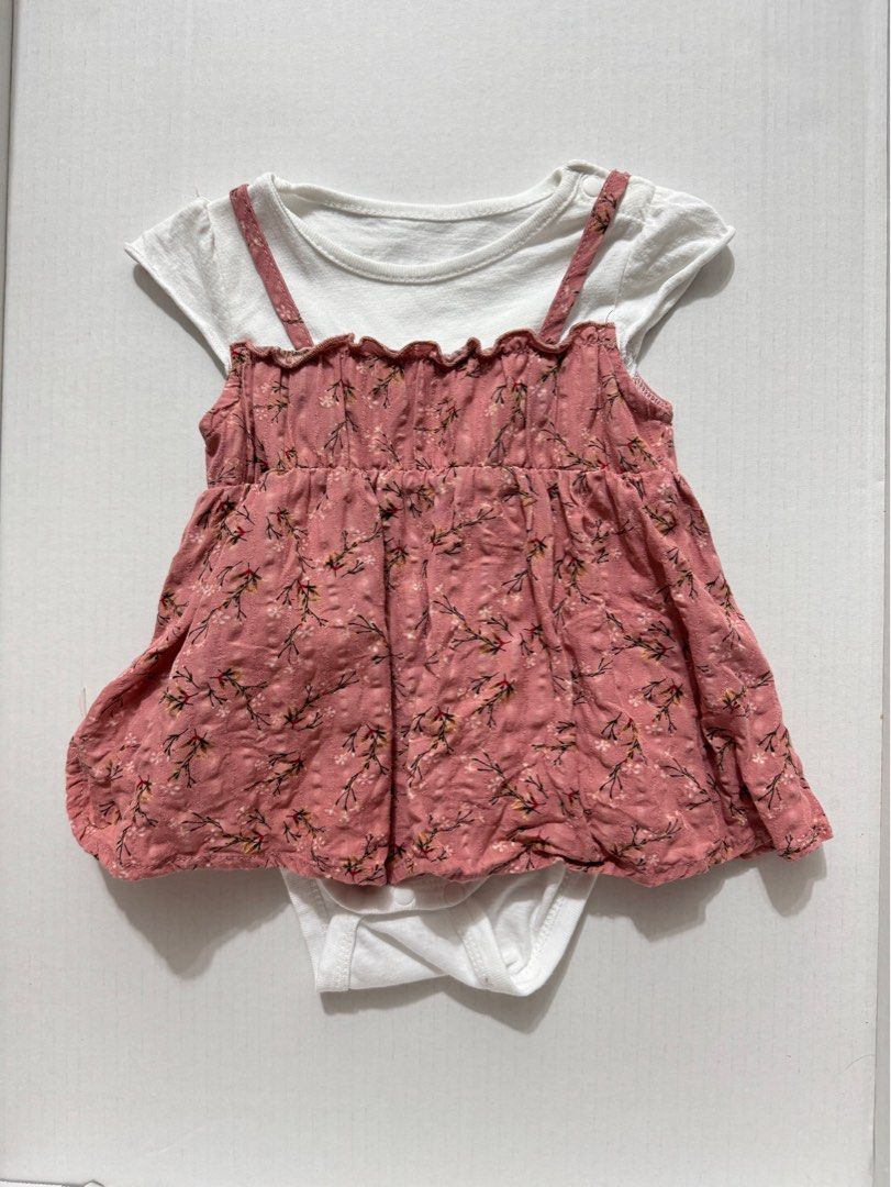 由 s2youuuuuuu (刊登 ID 1374285940，圖片 1) 提交，位於 桃園市 (Taoyuan) 的 EPK M號 6-9M 粉橘小碎花吊帶背心裙假兩件拼接網眼包屁衣 (類別：嬰兒及兒童流行時尚)，說明：。