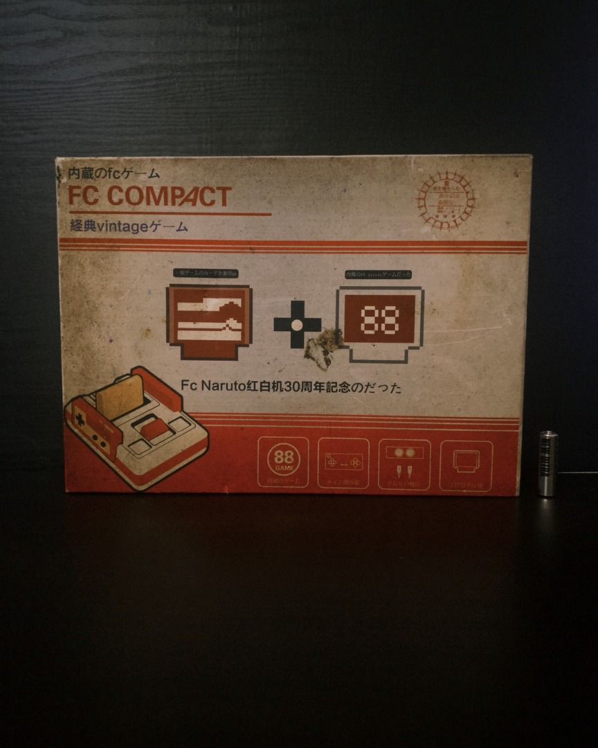 由 cycstore17 (刊登 ID 1381465359，圖片 1) 提交，位於 台中市 (Taichung) 的 FC COMPACT紅白機30週年紀念款 外盒有髒汙 電線有些微脫落 X348 (類別：其他電玩遊戲)，說明：FC COMPACT 紅白機 30週年紀念款｜二手品 ✅ 版本：30週年紀念款 ✅ 狀態：二手品，外觀品項如圖 ✅ 外盒：外盒有髒汙痕跡 ✅ 配件：電線有些微脫落情況，不影響基本使用 ✅ 說明：經典收藏款紅白機，懷舊收藏玩家必收！ 📮快速出貨｜用心包裝｜歡迎提問！ 📌【購物須知｜請務必詳閱】 1. 本賣場部分為【二手/展示品】商品，可能會有輕微使用痕跡，完美主義者請斟酌下單。 2.商品到貨隔日起享有7日鑑賞（猶豫）期權益（依消保法規定） ※請注意：「鑑賞期≠試用期」，鑑賞期內如欲辦理退貨，商品需保持全新狀態且包裝完整（含商品本體、配件、說明書、包裝、贈品等），否則將影響退換貨權益。 3.開箱請務必錄影存證，以保障雙方權益。若商品有任何短缺或非人為損壞，請於收
