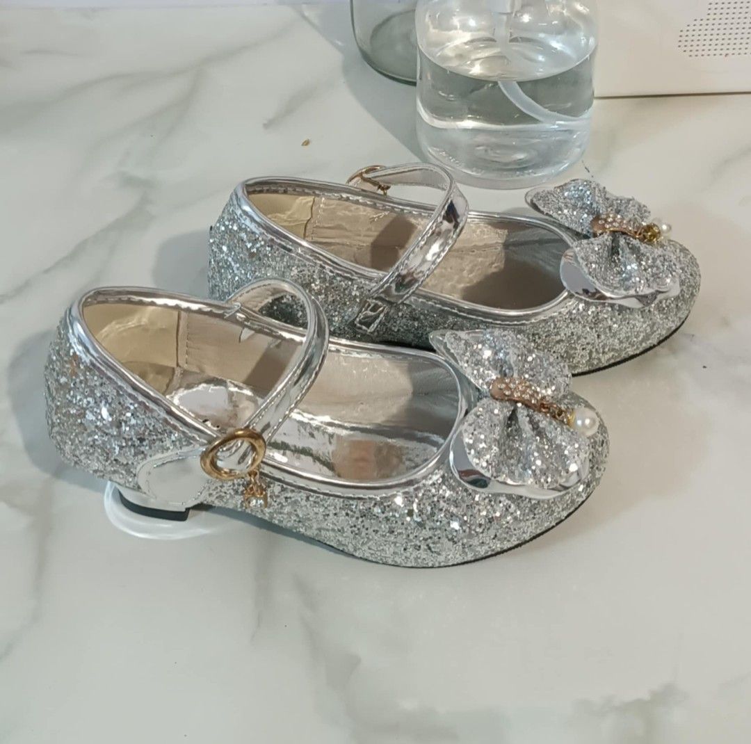 Glittery shoes (Category: Babies & Kids Fashion) located in Cavite. Submitted by teendera_mo (Listing ID 1378980520, Image 3). Description: FOR TAKE ALL ONLY ⚠️BAWAL SA MAARTE⚠️ ✅Size 31 ℹ️isole 19.3cm ✅Pick up ✅j&t or Lalamove; sf c/o buyer ✅Meet ups (nearby areas).