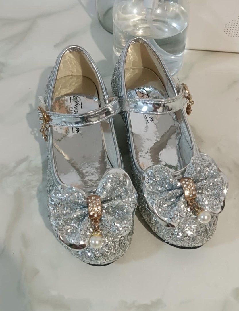 Glittery shoes (Category: Babies & Kids Fashion) located in Cavite. Submitted by teendera_mo (Listing ID 1378980520, Image 2). Description: FOR TAKE ALL ONLY ⚠️BAWAL SA MAARTE⚠️ ✅Size 31 ℹ️isole 19.3cm ✅Pick up ✅j&t or Lalamove; sf c/o buyer ✅Meet ups (nearby areas).