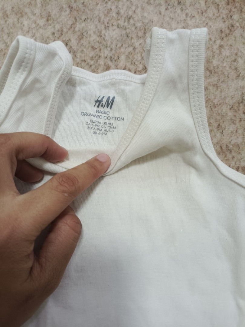 H&M basic romper white size 6-9month (Category: Babies & Kids Fashion) located in Sungai Buloh. Submitted by rabuns (Listing ID 1381628177, Image 3). Description: .