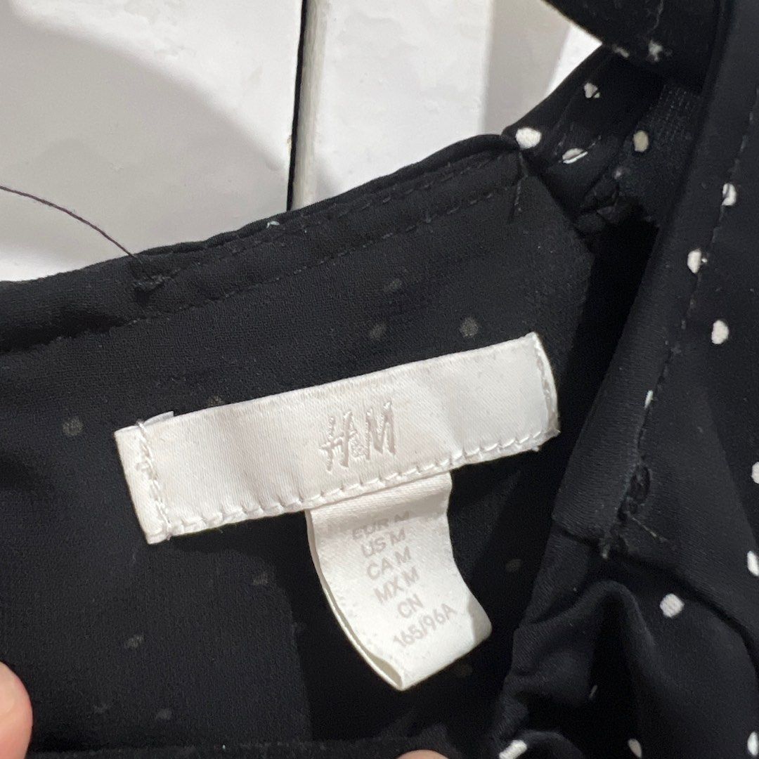 H&M Crop Top (Category: Blouses) located in Quezon City. Submitted by dpdpdpdump (Listing ID 1381490812, Image 2). Description: Size: Medium H&M Polka dot Crop Top Shipping c/o buyer. Can use Grab, Lalamove Location: Quezon City Payment via GCash or BPI. Can share QR codes for both.