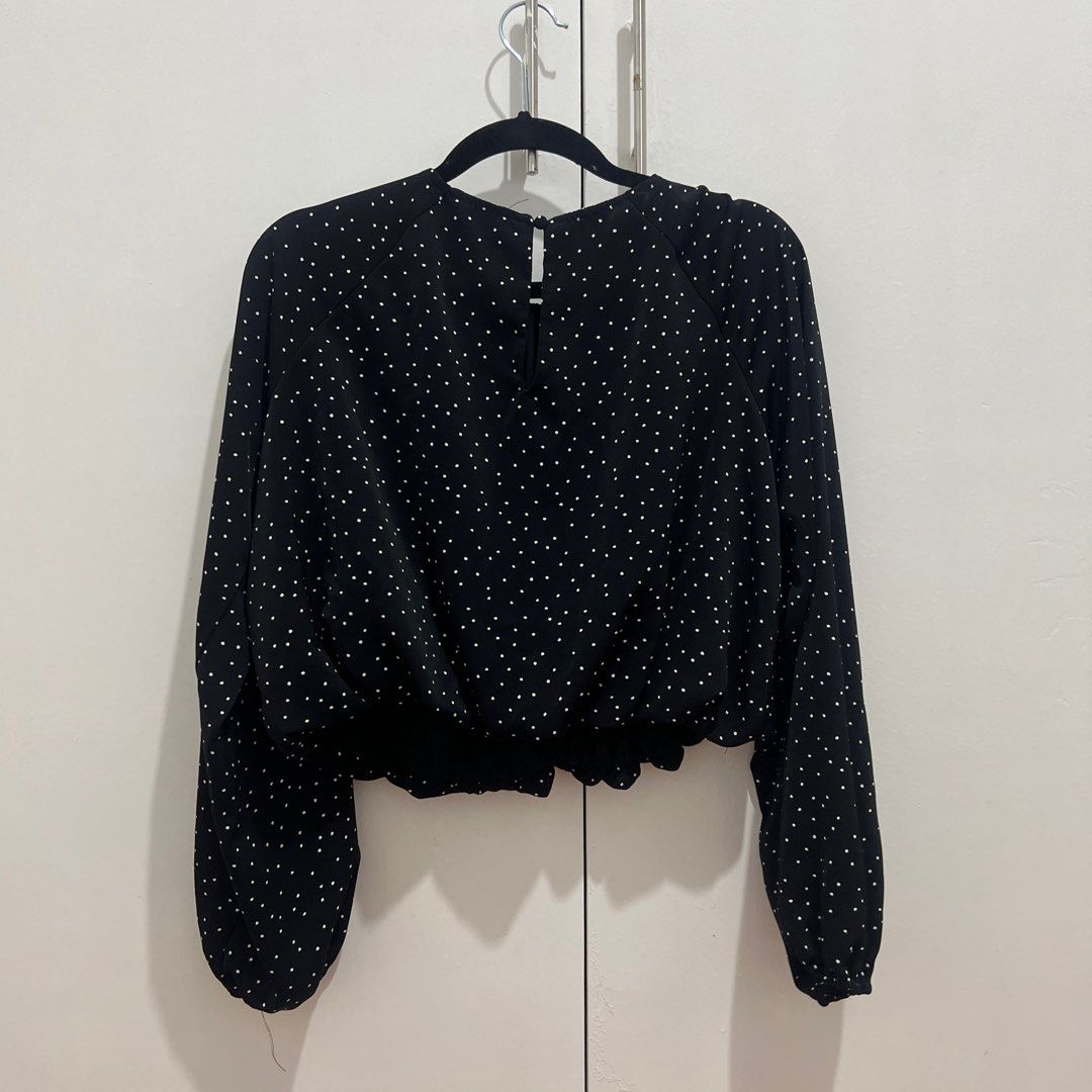 H&M Crop Top (Category: Blouses) located in Quezon City. Submitted by dpdpdpdump (Listing ID 1381490812, Image 3). Description: Size: Medium H&M Polka dot Crop Top Shipping c/o buyer. Can use Grab, Lalamove Location: Quezon City Payment via GCash or BPI. Can share QR codes for both.