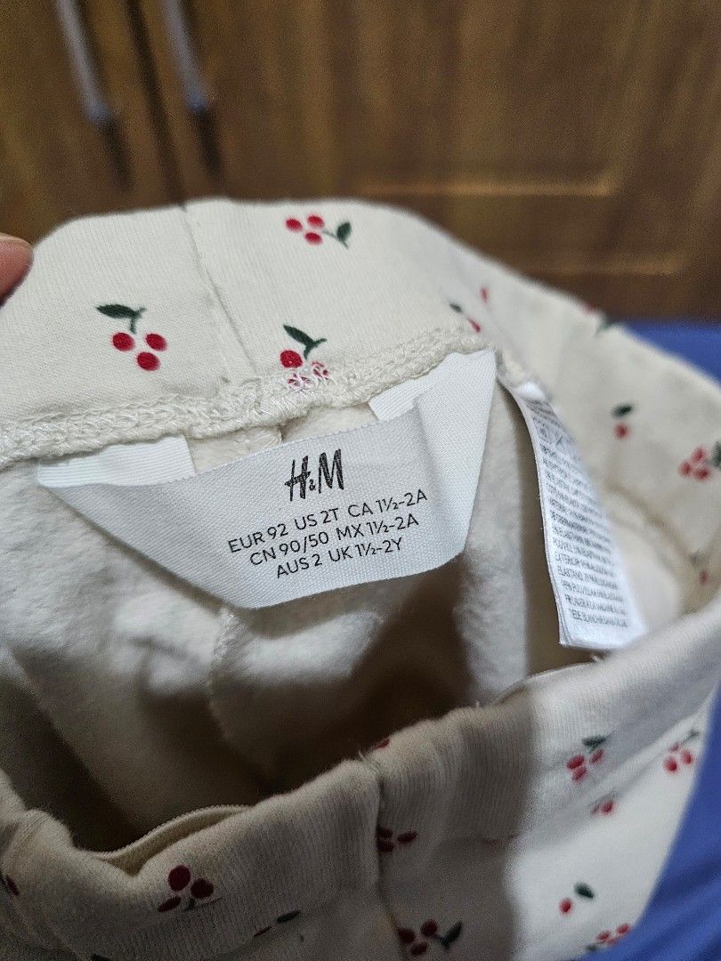 H&M leggings 1-2 years old (Category: Babies & Kids Fashion) located in Makati City. Submitted by kalinea (Listing ID 1381661658, Image 2). Description: used once during Christmas good as new size: 1-2 years old.