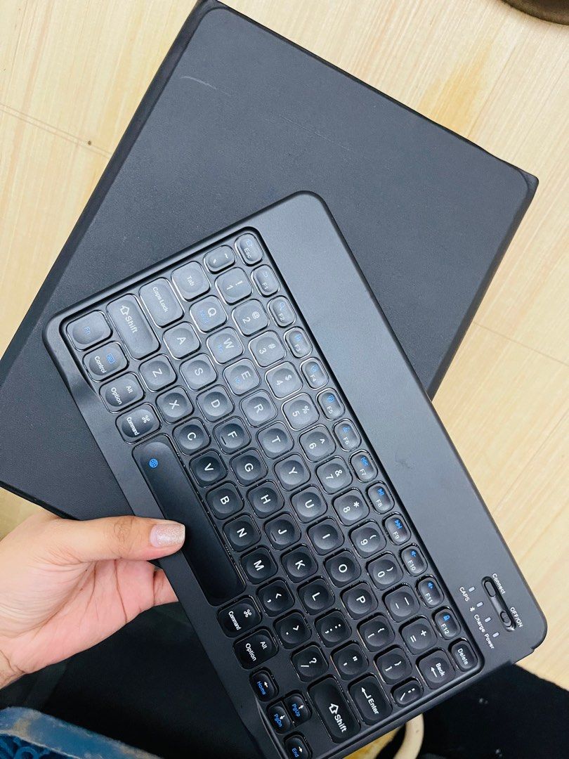 Ipad Case 10.2 with Keyboard (Category: Cases & Sleeves) located in Mandaluyong City. Submitted by co.case (Listing ID 1381599116, Image 1). Description: with bluetooth keyboard.