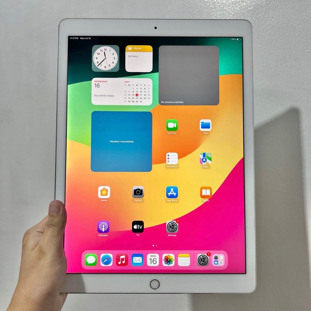 Ipad Pro 12.9 2017 2nd gen ios 17.6 (Category: iPad) located in San Pedro. Submitted by lovbananaz (Listing ID 1381536096, Image 2). Description: IOS 18 64gb Ipad pro 12.9 inch 2017 Good condition RFS: need funds for vet bills .