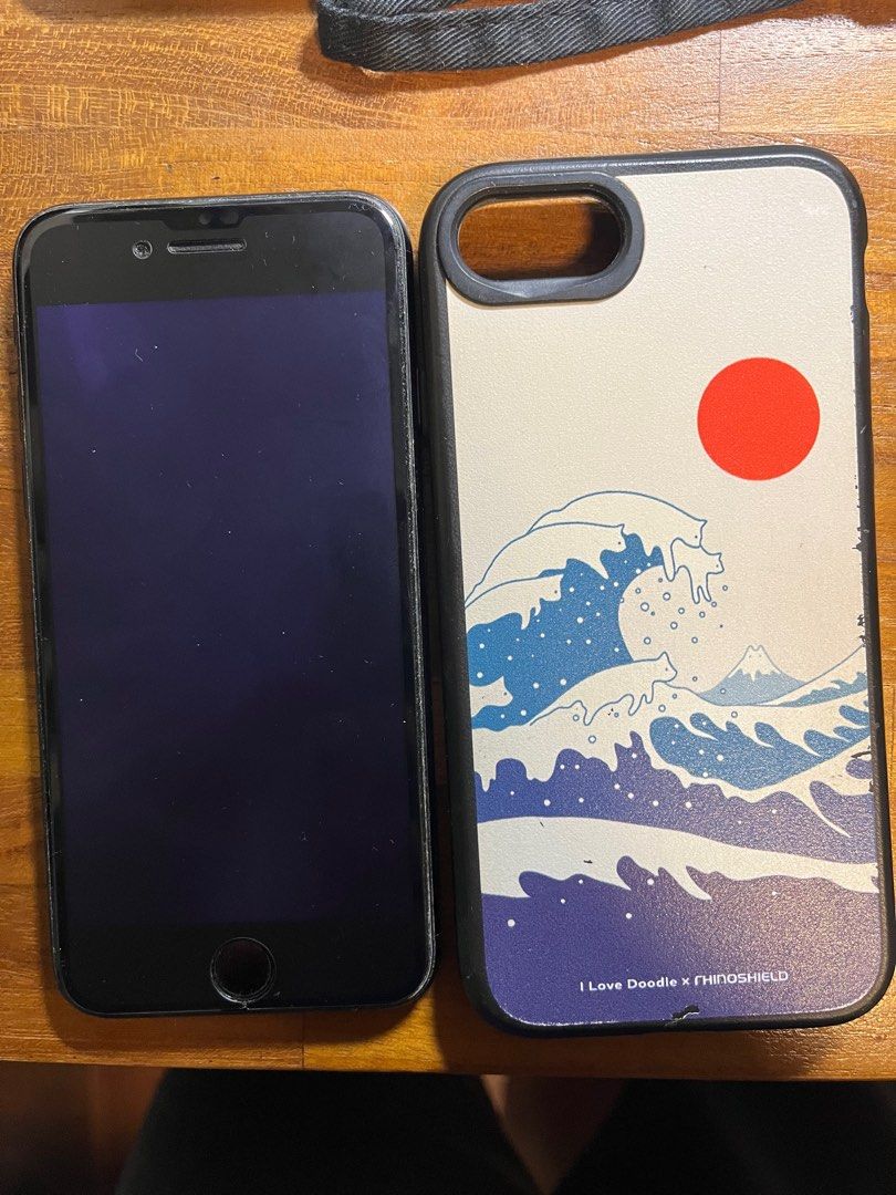 由 408091 (刊登 ID 1381566371，圖片 1) 提交，位於 台中市 (Taichung) 的 iPhone SE2/犀牛盾 I love doodle 手機殼 (類別：iPhone SE 系列)，說明：iPhone SE 2 二手機 128G 售價：5100 電子健康度77% 犀牛盾I love doodle手機殼 很新 用半年多 售價700 。