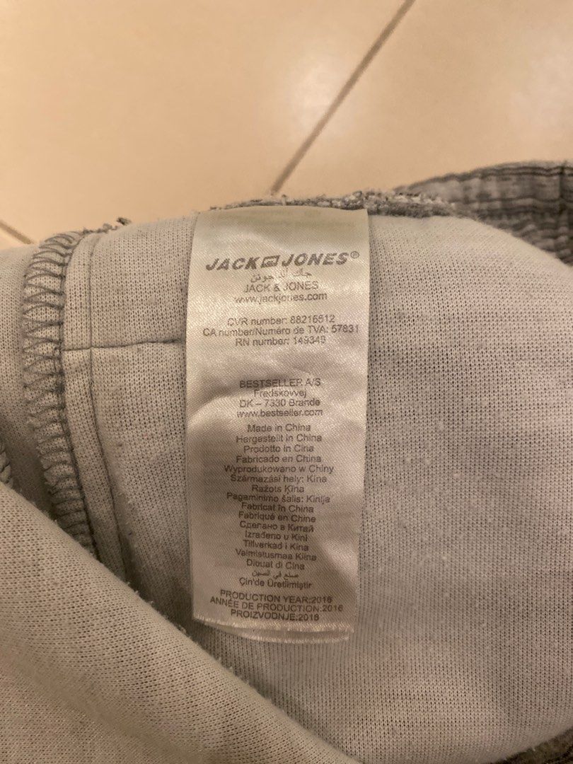Jack & Jones Relaxed Grey Lounge Shorts Size Small (Category: Shorts) located in Davao. Submitted by martinkiga (Listing ID 1381647610, Image 3). Description: Feel free to DM for deets.