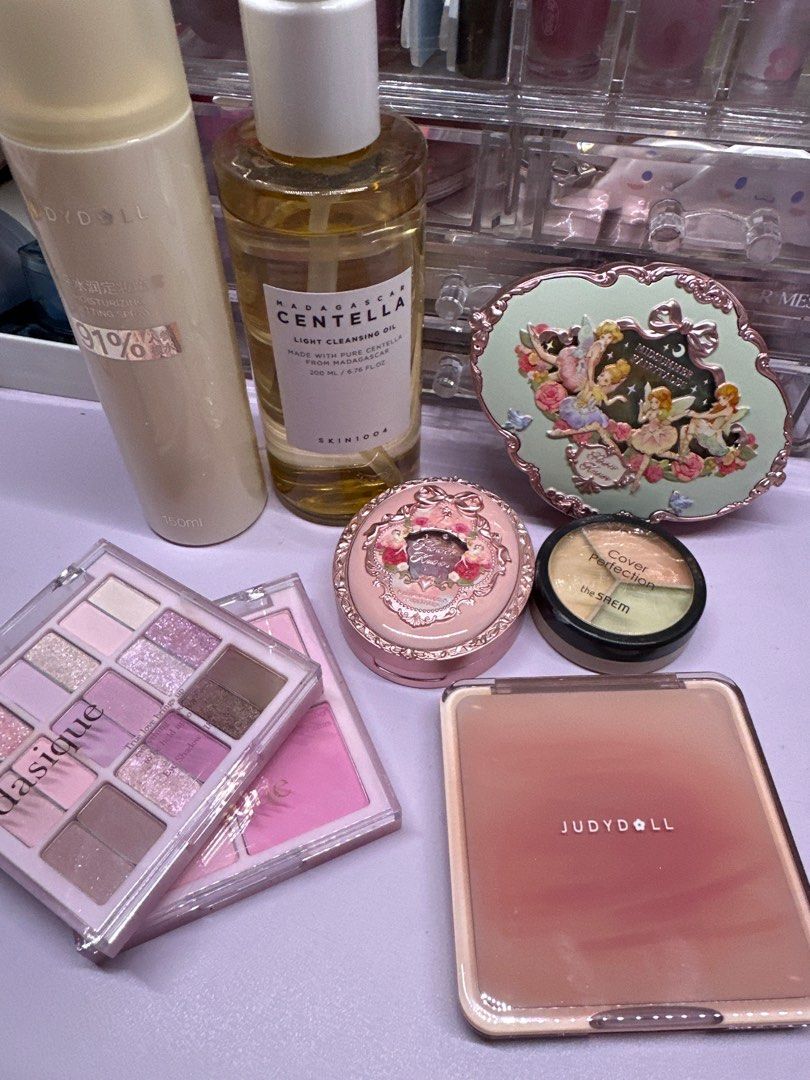 MAKEUP CLEARANCE (Category: Makeup) located in Singapore. Submitted by kyauey (Listing ID 1381607296, Image 2). Description: - Brand new WOSADO Butterbear false eyelashes included - Multiple palettes in pink and rose gold shades - Wide selection of lipsticks and lip glosses - Other makeup items included -all products have only been SWATCHED ON HAND max 3 times - Brands include Clio, Lilybyred, peripera,colourgram,judydoll,dasique,fwee,wosado,canm