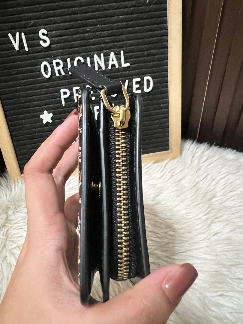 Marc jacob wallet (Category: Luxury Bags & Wallets) located in Caloocan City. Submitted by ericavi_g (Listing ID 1381598653, Image 3). Description: ‼️Unused ‼️Selling low‼️ Marc jacob small Wallet No inclusion Super like Ganda Neto mga sis dami malalagay Lalamove ready.