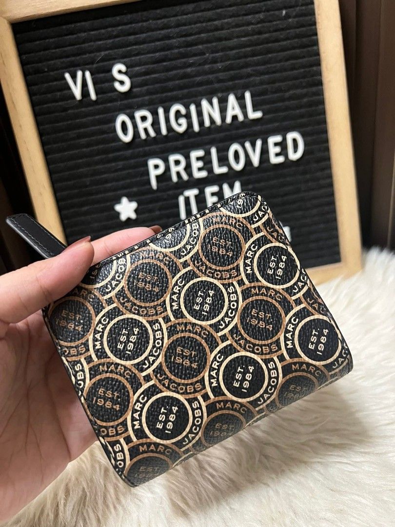 Marc jacob wallet (Category: Luxury Bags & Wallets) located in Caloocan City. Submitted by ericavi_g (Listing ID 1381598653, Image 1). Description: ‼️Unused ‼️Selling low‼️ Marc jacob small Wallet No inclusion Super like Ganda Neto mga sis dami malalagay Lalamove ready.
