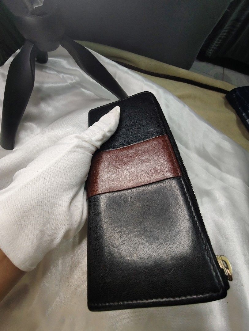 Marc Jacobs 3/4 ZIP around wallet (Category: Luxury Bags & Wallets) located in Dagupan City. Submitted by japanorigitems (Listing ID 1381615161, Image 2). Description: Marc Jacobs 3/4 ZIP around wallet with provided dustbag genuine leather with minimal hairlines. (visible s pictures) yet overall condition ng hardware is 10/10 Guarantee original since personally bought ni hipag s Japan.