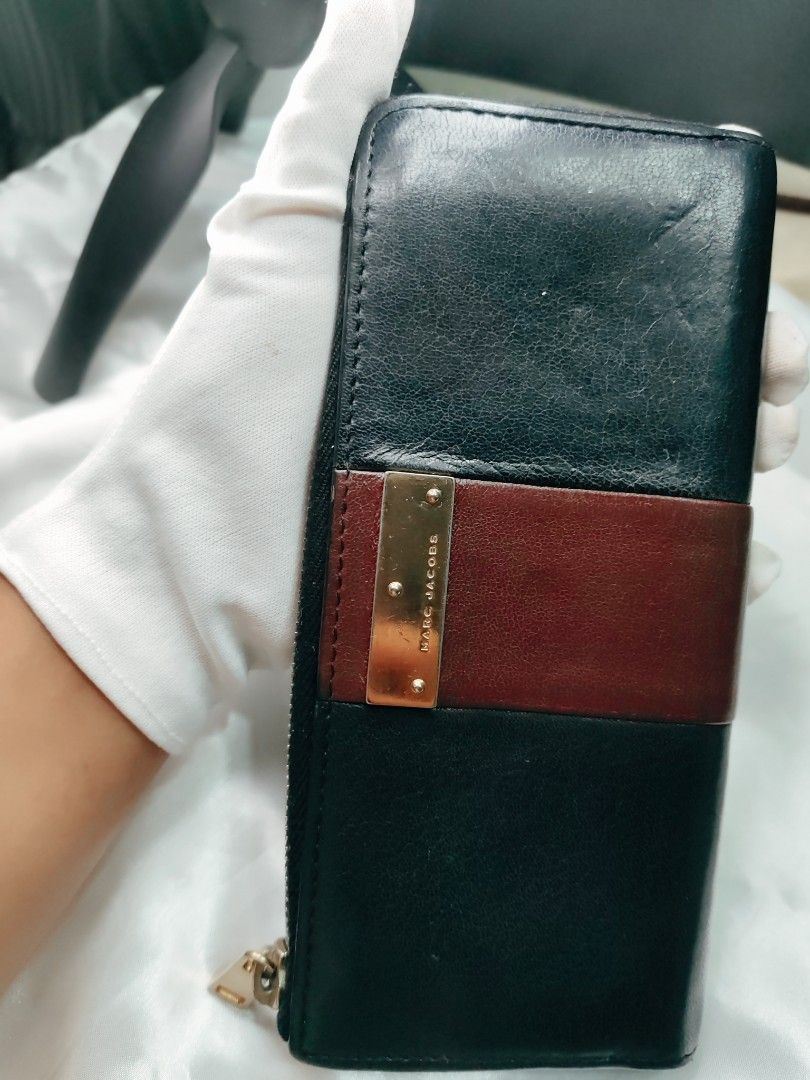 Marc Jacobs 3/4 ZIP around wallet (Category: Luxury Bags & Wallets) located in Dagupan City. Submitted by japanorigitems (Listing ID 1381615161, Image 3). Description: Marc Jacobs 3/4 ZIP around wallet with provided dustbag genuine leather with minimal hairlines. (visible s pictures) yet overall condition ng hardware is 10/10 Guarantee original since personally bought ni hipag s Japan.