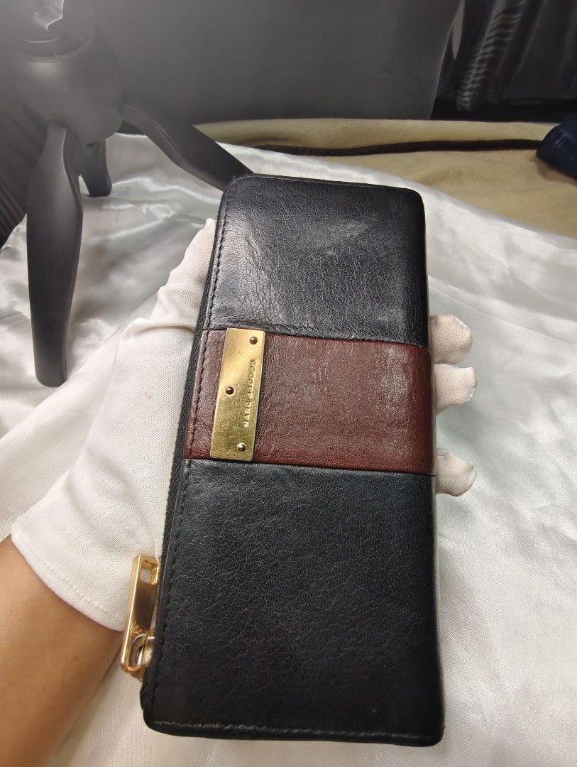 Marc Jacobs 3/4 ZIP around wallet (Category: Luxury Bags & Wallets) located in Dagupan City. Submitted by japanorigitems (Listing ID 1381615161, Image 1). Description: Marc Jacobs 3/4 ZIP around wallet with provided dustbag genuine leather with minimal hairlines. (visible s pictures) yet overall condition ng hardware is 10/10 Guarantee original since personally bought ni hipag s Japan.