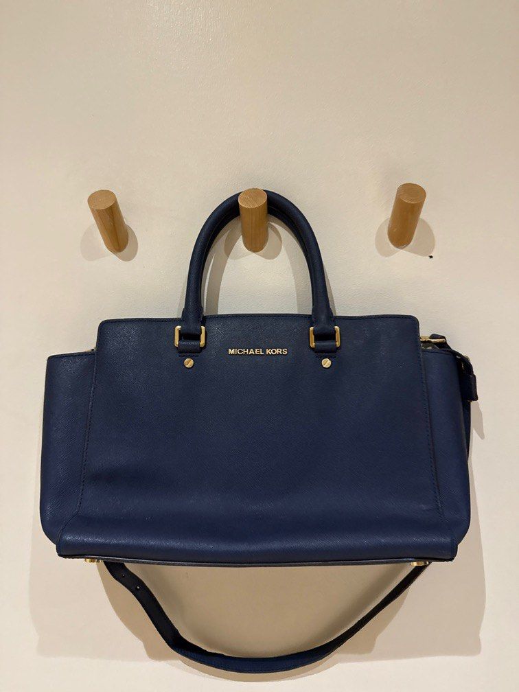 Michael Kors Structured Navy Handbag (Category: Luxury Bags & Wallets) located in Quezon City. Submitted by kimyscloset (Listing ID 1381643243, Image 1). Description: Michael Kors Structured Navy Handbag ✨ Authentic Michael Kors 🎒 Spacious, structured design – fits laptop, docs, and more 💙 Elegant navy with gold hardware 👜 With top handles + adjustable shoulder strap 📍 In good condition 💸 Selling for ₱2,500 Perfect for work or everyday sophi