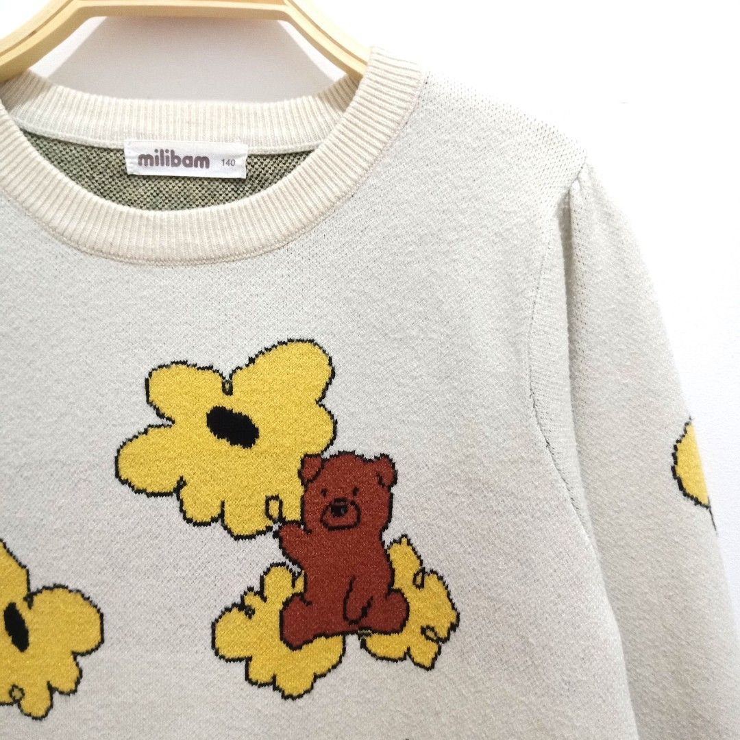 MILIBAM - Knit Sweater - Sweater Rajut Anak (Kategori: 4 hingga 7 tahun) berada di Bandung. Dikirim oleh hai.yumna (ID iklan 1381663860, Gambar 3). Deskripsi: 🌸 READY!!! 🌸 🏷️ Brand: MILIBAM 🎨 Colour: Ivory 📏 Size: 140 (P: 47cm x L: 40cm) 👶🏻 Rekomendasi Usia: 7-8years 👗 Material: Knit (Tiramisu) ⚠️ Condition: 95/100 ✨ NO MINUS, pemakaian wajar ✨ VGC, gemoy bangeeet. Lengannya nge-puff ✨ Warna masih OK, masih pekat ✨ Sudah laundry, ready to