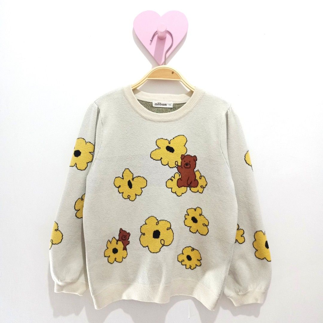MILIBAM - Knit Sweater - Sweater Rajut Anak (Kategori: 4 hingga 7 tahun) berada di Bandung. Dikirim oleh hai.yumna (ID iklan 1381663860, Gambar 1). Deskripsi: 🌸 READY!!! 🌸 🏷️ Brand: MILIBAM 🎨 Colour: Ivory 📏 Size: 140 (P: 47cm x L: 40cm) 👶🏻 Rekomendasi Usia: 7-8years 👗 Material: Knit (Tiramisu) ⚠️ Condition: 95/100 ✨ NO MINUS, pemakaian wajar ✨ VGC, gemoy bangeeet. Lengannya nge-puff ✨ Warna masih OK, masih pekat ✨ Sudah laundry, ready to