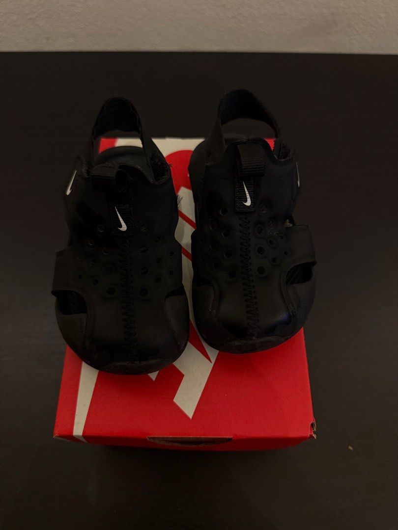 Nike Sunray Protect 2 - Kids Shoes (Category: Babies & Kids Fashion) located in Parit Buntar. Submitted by alazhar.aziz (Listing ID 1381478871, Image 2). Description: Nike Sunray Protect 2 RM 125 Baby/Toddler Sandals Black Size UK 5.5 LIGHT AND STRETCHY. The Nike Sunray Protect 2 Sandals deliver total toe coverage and outsole traction that’s perfect for outdoor play. Hook-and-loop straps make on and off easy, while openings on the top of the shoe