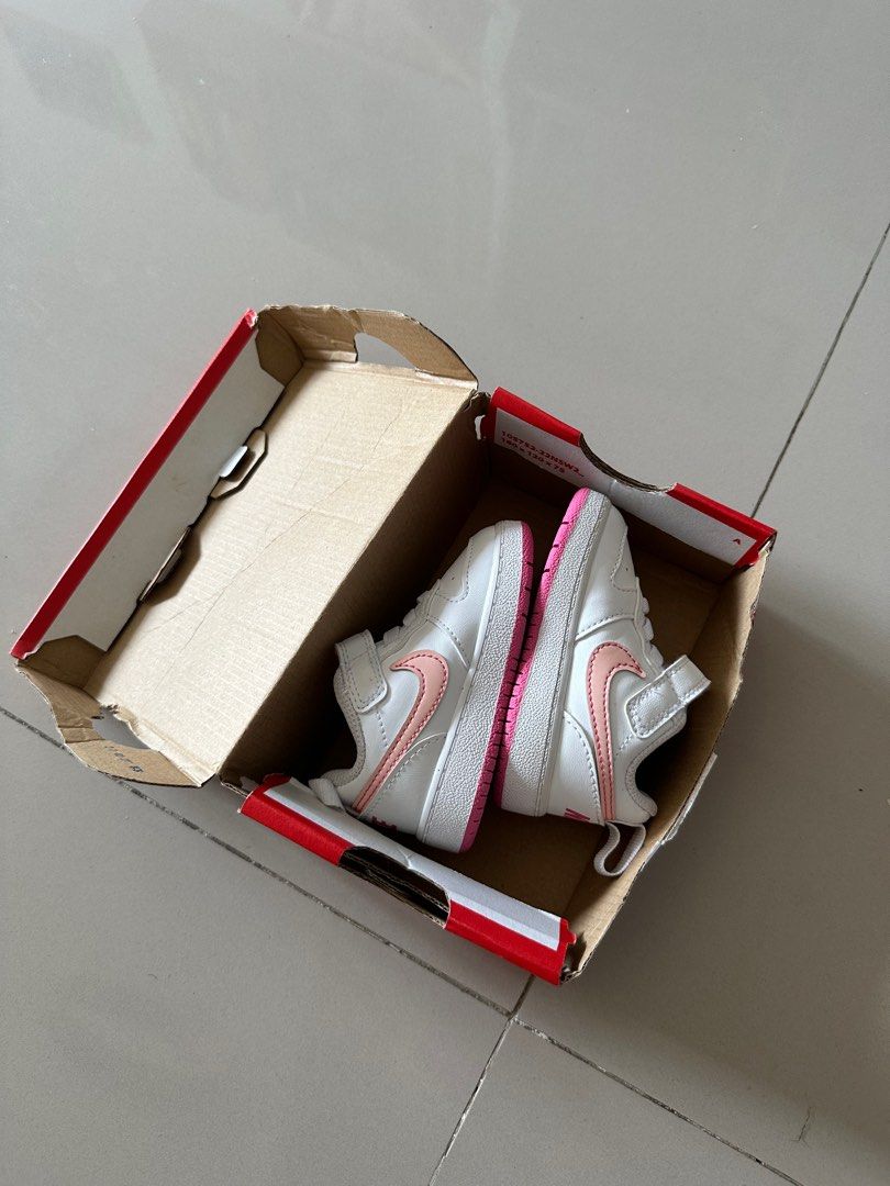 NIKE White Shoes (Kategori: 1 hingga 3 tahun) berada di Jakarta Pusat. Dikirim oleh lauracarol55357 (ID iklan 1381493136, Gambar 2). Deskripsi: Sudah ga muat dipakai 1-2 kali waktu bayi belum bisa jalan NIKE ORIGINAL BELI DI STORE UKURAN 3.5.