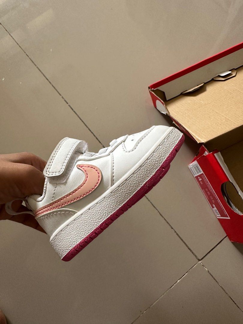 NIKE White Shoes (Kategori: 1 hingga 3 tahun) berada di Jakarta Pusat. Dikirim oleh lauracarol55357 (ID iklan 1381493136, Gambar 3). Deskripsi: Sudah ga muat dipakai 1-2 kali waktu bayi belum bisa jalan NIKE ORIGINAL BELI DI STORE UKURAN 3.5.