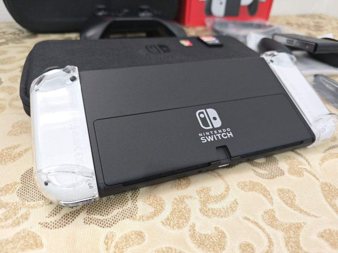 Nintendo Switch OLED White Console Bundle63107700673538112
