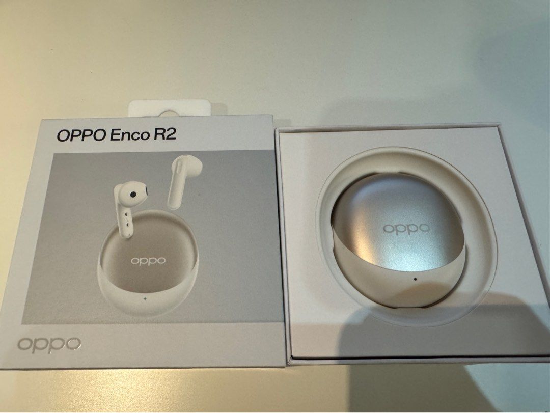 由 luffy9623 (刊登 ID 1381605864，圖片 2) 提交，位於 台北市 (Taipei) 的 OPPO Enco R2 2023款 (類別：耳機)，說明：陸規，原價1510台幣，展示機所以幾乎全新，可以當作平時通勤使用，功能品質完好。 採用旗艦耳機標配的DNN通話降噪算法，通過AI通話降噪來使得耳機在嘈雜環境也能有較好的收音。 支持藍牙5.3，功耗與穩定性相較於之前有所提升；耳機支持開啓遊戲模式降低延遲，開啓後最低延遲為47ms；耳機單獨使用最長續航為6小時，配合充電盒使用後續航時長為25小時；支持IP54級防塵防水。。