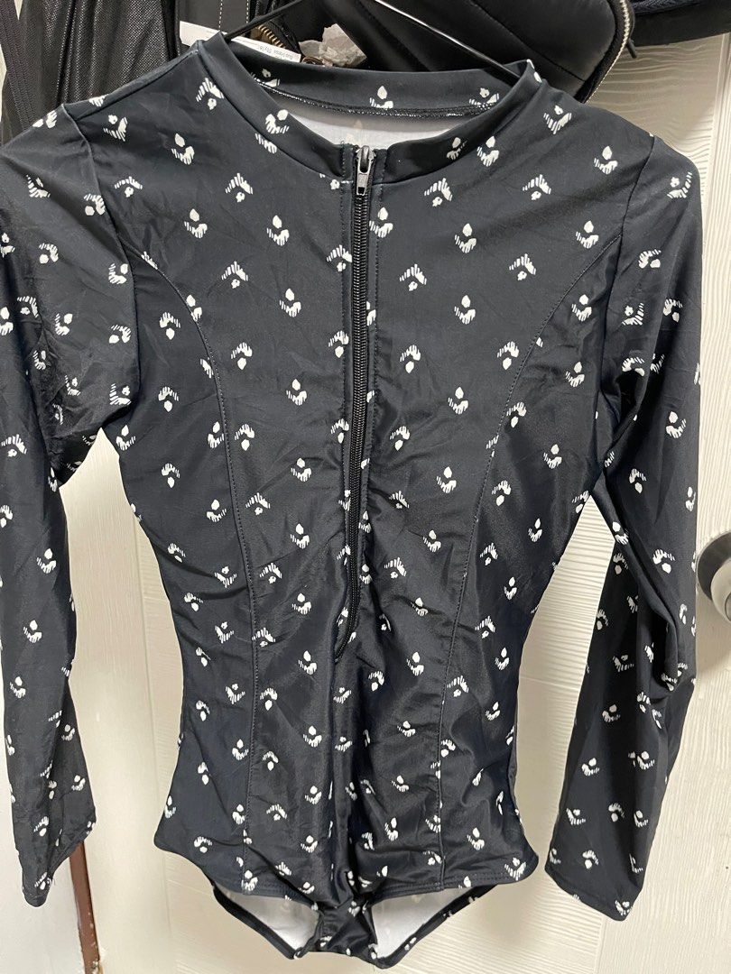 Rash guard (Category: Rash guard) located in Valenzuela. Submitted by declutter028 (Listing ID 1381551742, Image 1). Description: Rash gurad.
