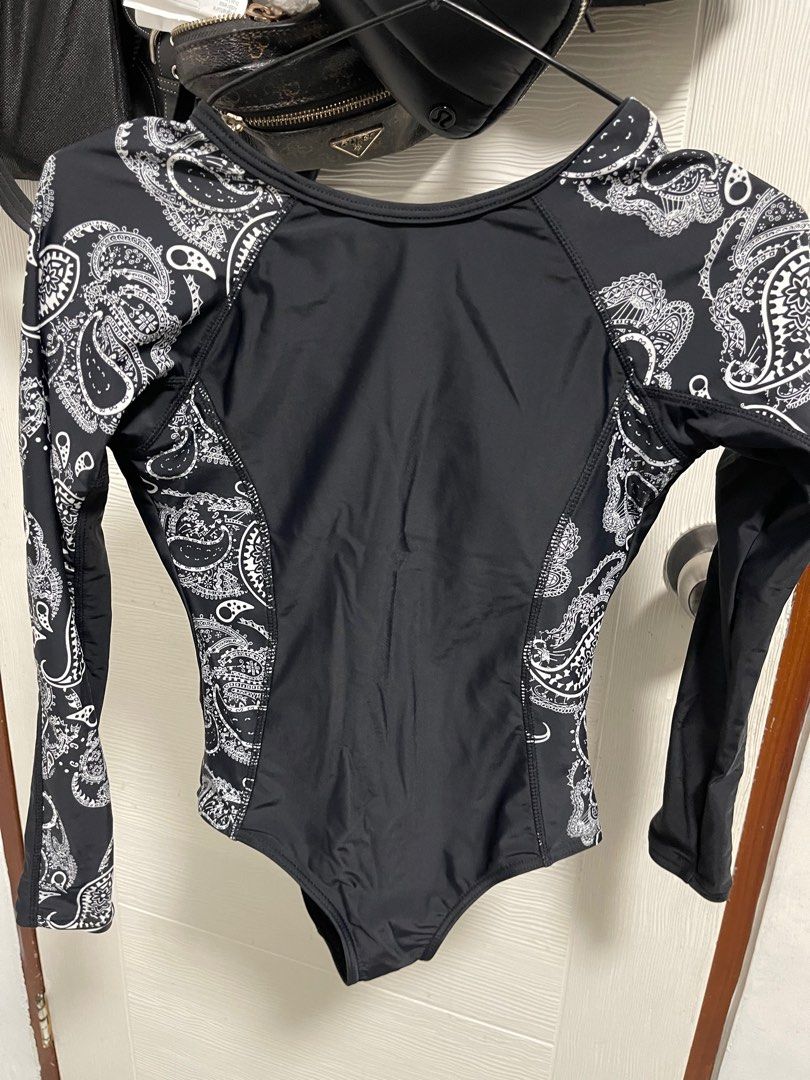 Rash guard (Category: Rash guard) located in Valenzuela. Submitted by declutter028 (Listing ID 1381552123, Image 1). Description: .