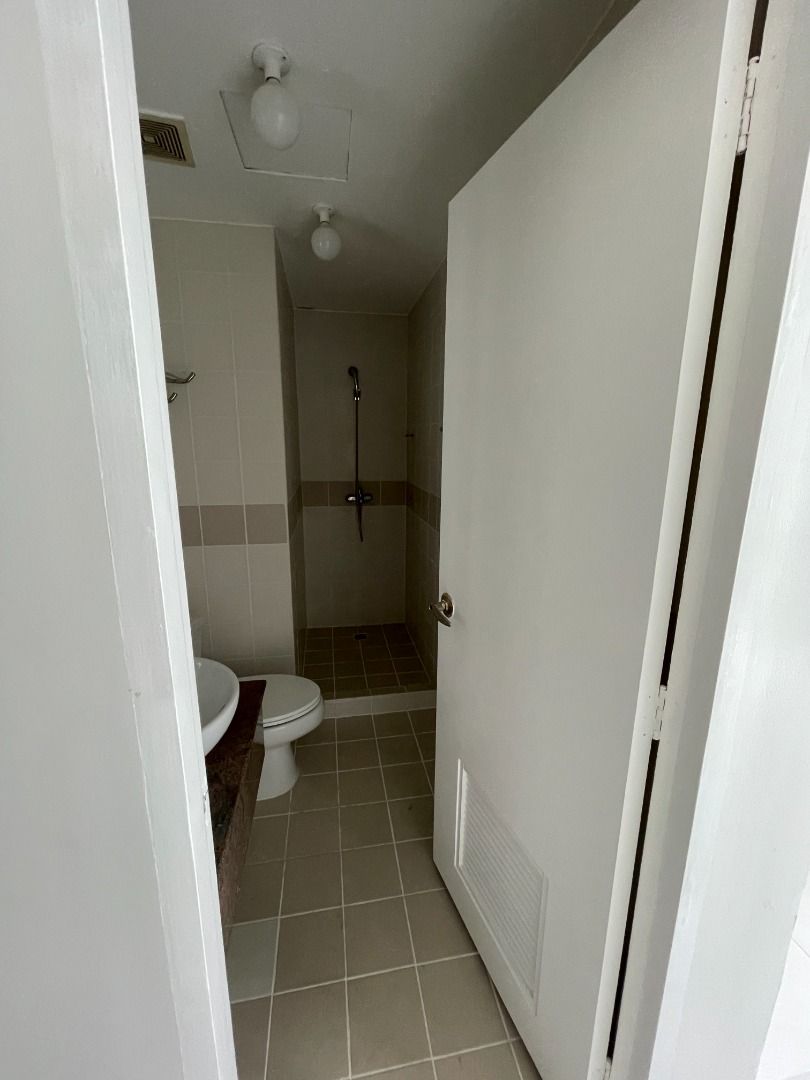 Rush Sale : Bellagio One, Studio, 8M. (Category: Apartments & Condos) located in Taguig. Submitted by ahnna0615 (Listing ID 1313866443, Image 3). Description: For Sale : Rush Sale Bellagio One 18floor 43sqm Studio 8M Ahnna Park ## Rush Rush Sale : Bellagio One 18Floor, Studio 43sqm, City View No Parking New Floor and New Kitchen 8M (Below Zonal) Ahnna Park Under REB Lic. No. 0033606.