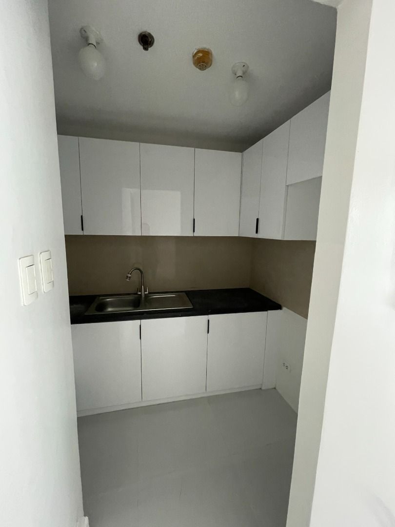 Rush Sale : Bellagio One, Studio, 8M. (Category: Apartments & Condos) located in Taguig. Submitted by ahnna0615 (Listing ID 1313866443, Image 2). Description: For Sale : Rush Sale Bellagio One 18floor 43sqm Studio 8M Ahnna Park ## Rush Rush Sale : Bellagio One 18Floor, Studio 43sqm, City View No Parking New Floor and New Kitchen 8M (Below Zonal) Ahnna Park Under REB Lic. No. 0033606.