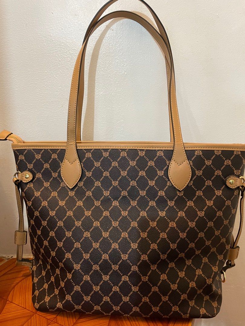 Sale‼️Orig Danny bear (Category: Luxury Bags & Wallets) located in Manila. Submitted by battousai31 (Listing ID 1381612525, Image 2). Description: Sale‼️₱999 Orig Danny bear tote💕 Like new pwede pang regalo walang issue. Size: 15inch lapad at 11inch haba large tote Available unless mark as sold** ➡️MOP: Gcash ➡️Can do: shope but checkout only, lalamove accepting lalamove COD, grab,toktok, mrspeedy ➡️Loc. Bacoor Cavite ➡️Note: Buyer will handle s