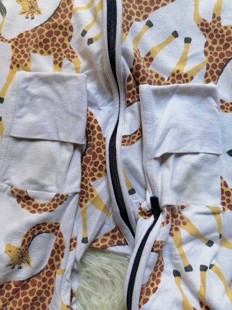 sleepsuit (Category: Babies & Kids Fashion) located in Masjid Tanah. Submitted by _random_preloved_ (Listing ID 1381525412, Image 2). Description: kesan basuhan (bulus halus). minor stain di pic. nanti mummy rendam dgn vanish etc ye.