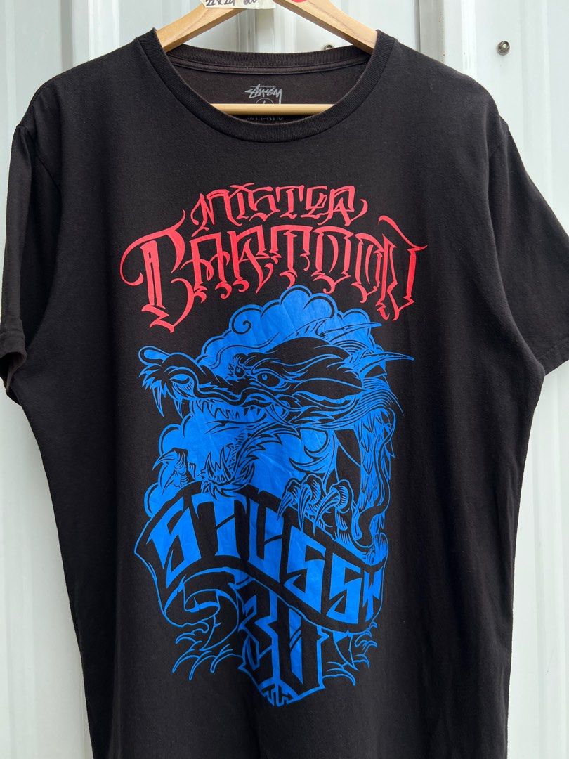 由 iwearthrift2.tw (刊登 ID 1381506171，圖片 3) 提交，位於 台北市 (Taipei) 的 STUSSY x MR CARTOON TSHIRT. LARGE (類別：T恤、Polo衫)，說明：📍 HAVE SOME FADED PARTS INSIDE THE SHIRT Measurements 📌 Chest Width : 22inch Length : 29 inch 免責聲明📍 “無法保證商品的真實性。請在購買前自行研究。如果對商品的真實性存疑，則不接受退貨或退款。” DISCLAIMER 📍 “Item authenticity is not guaranteed. Please conduct your own research before purchasing. No returns or refunds for authenticity concerns.” - THANK YOU! 🙏。