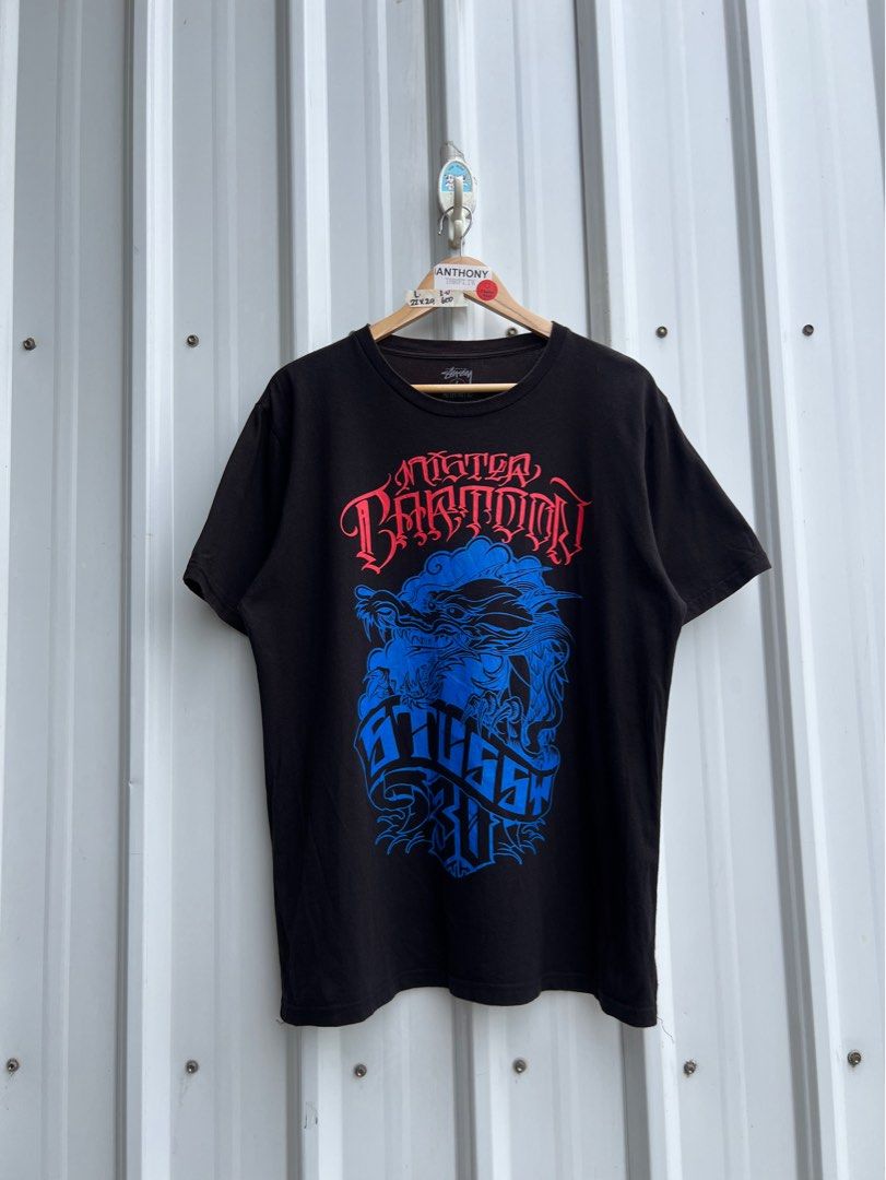 由 iwearthrift2.tw (刊登 ID 1381506171，圖片 1) 提交，位於 台北市 (Taipei) 的 STUSSY x MR CARTOON TSHIRT. LARGE (類別：T恤、Polo衫)，說明：📍 HAVE SOME FADED PARTS INSIDE THE SHIRT Measurements 📌 Chest Width : 22inch Length : 29 inch 免責聲明📍 “無法保證商品的真實性。請在購買前自行研究。如果對商品的真實性存疑，則不接受退貨或退款。” DISCLAIMER 📍 “Item authenticity is not guaranteed. Please conduct your own research before purchasing. No returns or refunds for authenticity concerns.” - THANK YOU! 🙏。