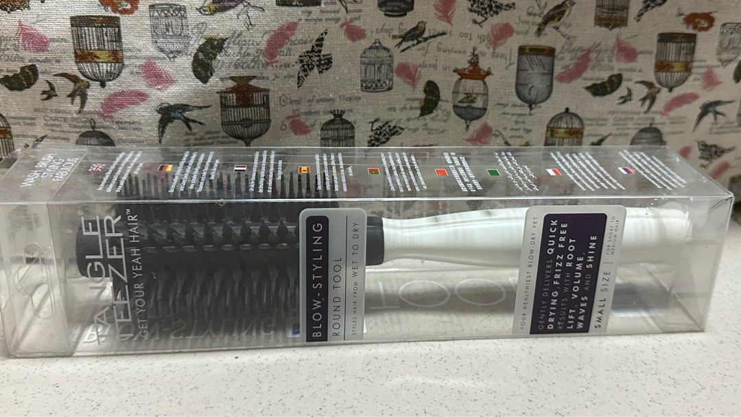 由 katrinachankk (刊登 ID 1381660028，圖片 2) 提交，位於 新北市 (New Taipei) 的 Tangle Teezer 專業造型吹整圓梳 (類別：美髮清潔與護理)，說明：有仿偽標籤（原價800多） 盒子包裝有微損，不影響內容物 尺寸介紹： 圓筒齒梳採用獨特智能技術打造,可從根部拉起秀髮,打造豐盈效果 小款 Small - 適合短髮至中等長度頭髮使用 梳柄寬度:2.3cm / 齒梳長度:12cm/梳子長度:25cm。