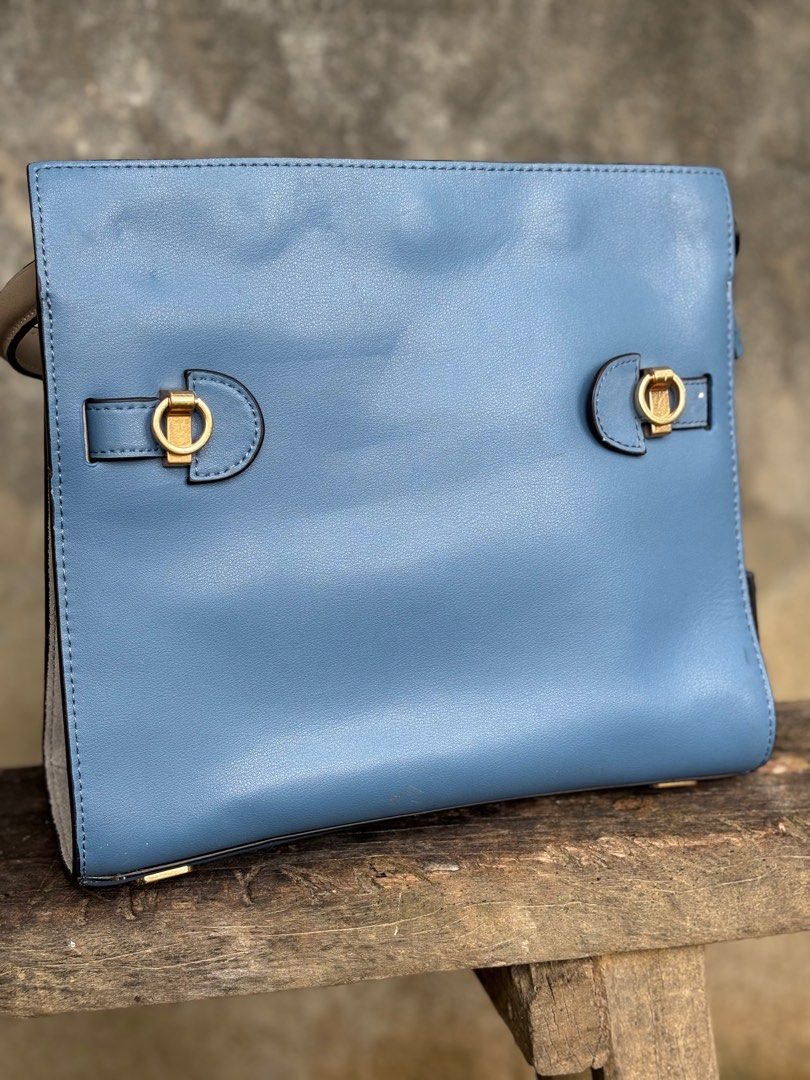 TB LEE RADZIWILL (Category: Luxury Bags & Wallets) located in Hilongos. Submitted by thrift_branded_stuff0611 (Listing ID 1381512651, Image 3). Description: ‼️WTS: TORY BURCH LEE RADZIWILL‼️ RANK AB With visible scratches on strap - refer to pic Minor imperfections Still in very presentable look and condition No hidden issues LBC COP courier ONLY DM 📩 TO PURCHASE.