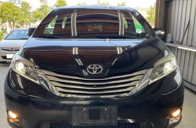 由 pipi1108cc (刊登 ID 1381533787，圖片 2) 提交，位於 台中市 (Taichung) 的 Toyota Sienna 2017款 LIMITED 黑色 🔍️售價：43萬 🔍️出廠：2017年 🔍️行駛里程：10萬公里 🔍️乘客數：5門8座 🔍️排氣量：3.5L (類別：汽車出售)，說明：🔍️廠牌型號：Toyota Sienna 2017款 LIMITED 黑色 🔍️售價：43萬 🔍️出廠：2017年 🔍️行駛里程：10萬公里 🔍️乘客數：5門8座 🔍️排氣量：3.5L 🔍️引擎燃料：汽油 🔍️驅動方式：2WD 🔍️變速系統：手自排 ★重要資訊★ 車輛均有第三方認證 ⭕️專業鑑定⭕️合格認證 ⭕️檢定報告⭕️一覽無疑 📣便宜賣🚫無事故🚫無泡水🚫無待修 提供💯完整第三方認證合格檢驗報告 保證✅實車實價✅車況透明✅安心購車 ★提供車況原始表 ★車況與認證表不符，退車並全額退費 ◎歡迎私訊預約賞車◎ ★早上10點到晚上18點 ★